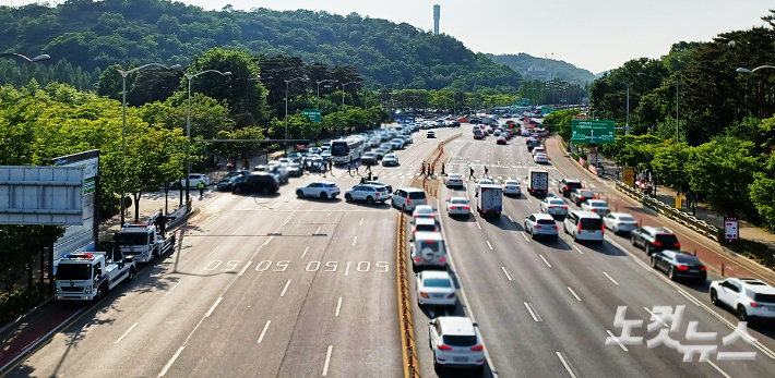 평화의공원 주차장 입구가 한국-브라질 경기를 관람하기 위해 주차장으로 진입하는 차량으로 혼잡해진 모습. 노컷뉴스