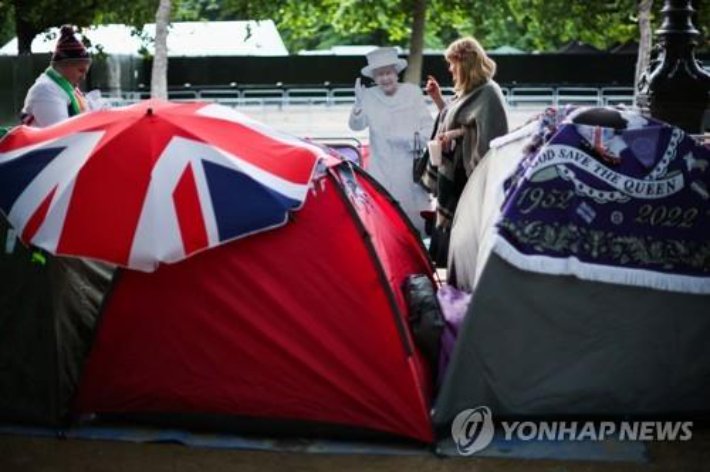 텐트 치고 기다리는 왕실 팬들. 연합뉴스