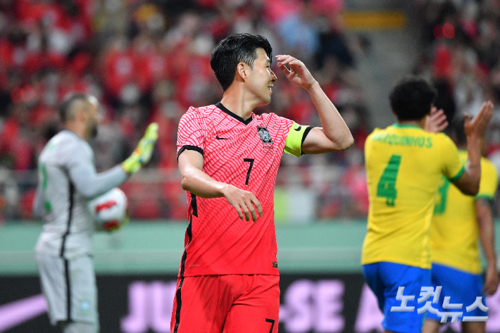 2일 오후 서울월드컵경기장에서 열린 축구 국가대표 평가전 대한민국과 브라질의 경기에서 손흥민이 슈팅이 불발되자 아쉬워하고 있다. 박종민 기자