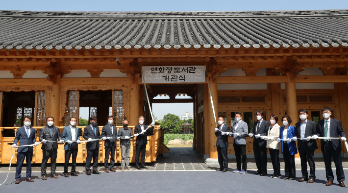 전주시는 2일 덕진공원에 위치한 연화정 건물을 재건축한 연화정도서관에서 김승수 전주시장과 김남규 전주시의회 의장, 인근 주민 등이 참석한 가운데 도서관 개관식을 개최했다. 전주시 제공