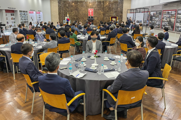 지난 27일, 학교법인 동서학원이 설립 57주년을 맞아 경남정보대학교 미래관 2층 역사기념관에서 감사예배를 드리고 있다. 