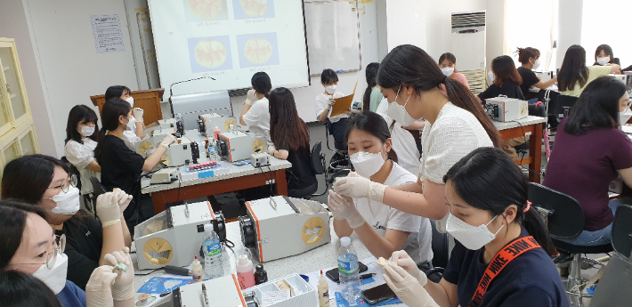 임시 치아 제작 실습. 송원대학교 제공