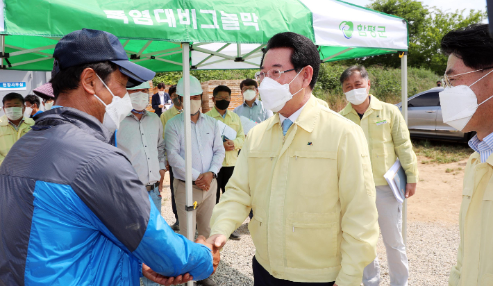 3일 가뭄현장을 방문한 김영록 전남지사가 농민들을 격려하고 있다. 전라남도 제공