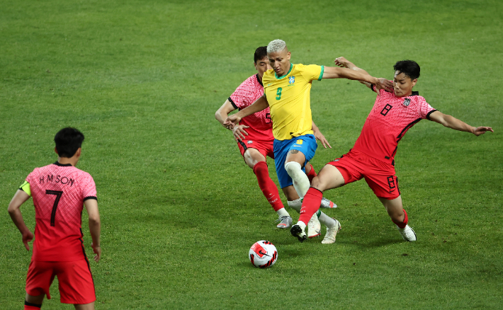 한국과 브라질의 경기에서 백승호가 브라질 하피냐를 막고 있다. 연합뉴스
