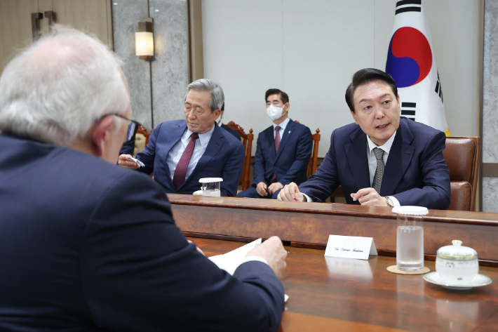 윤석열 대통령이 3일 오전 서울 용산 대통령실 청사에서 열린  미국 학계 및 전·현직 주요 인사 접견에서 발언하고 있다. 이날 접견에는 폴 월포위츠 전 미국방부 부장관, 에드윈 퓰너 전 헤리티지 재단 회장,  크리스토퍼 델 코소 주한 미국대사대리 , 정몽준 아산정책연구원 명예이사장이 참석했다. 연합뉴스