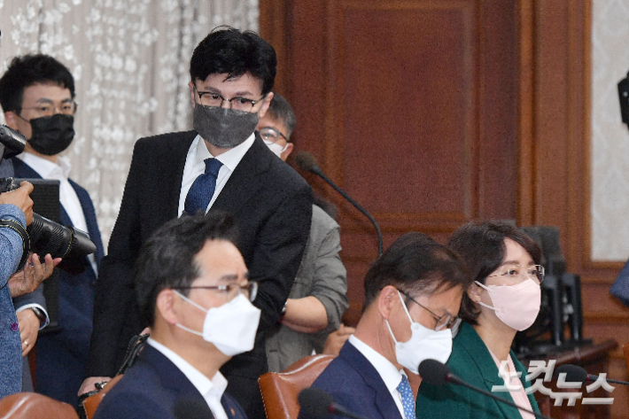한동훈 법무부 장관이 지난 30일 정부서울청사에서 열린 임시국무회의에 지연 도착하고 있다. 박종민 기자