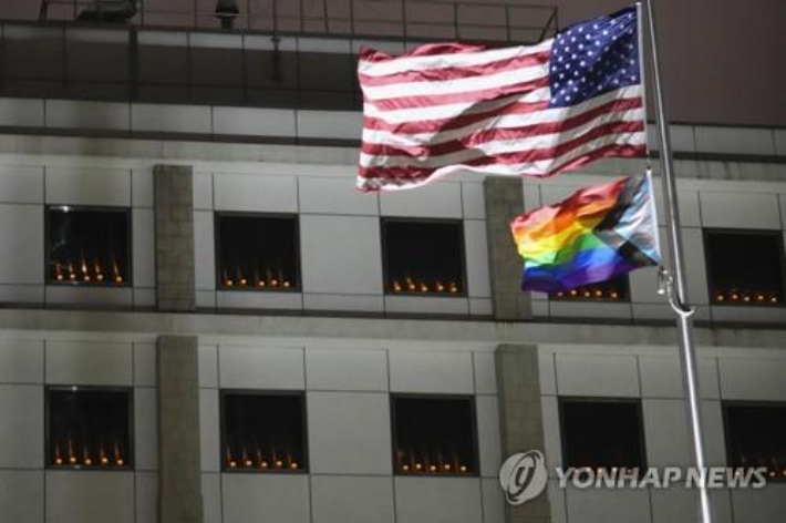 창가에 추도 의미의 촛불들이 놓인 홍콩 주재 미국 총영사관. 연합뉴스
