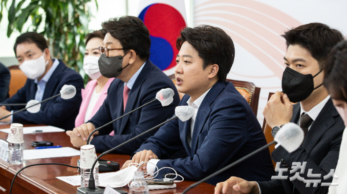 국민의힘 이준석 대표가 2일 서울 여의도 국회에서 열린 최고위원회의에서 모두발언을 하고 있다. 윤창원 기자