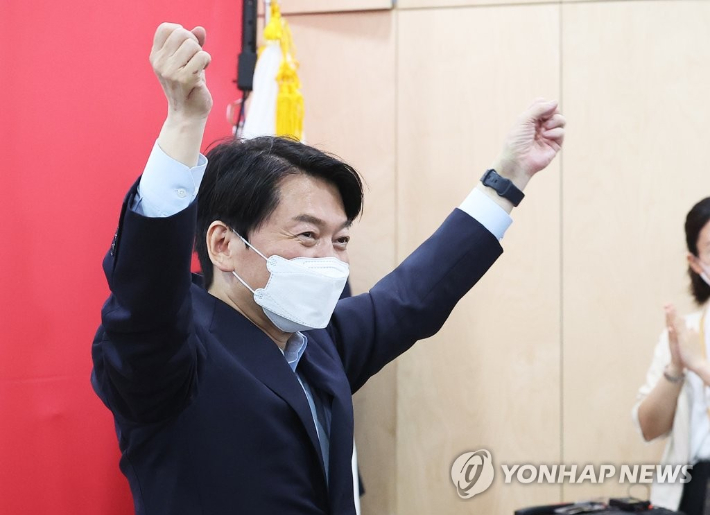 경기 성남 분당갑 국회의원 보궐선거에서 승리한 국민의힘 안철수 의원이 5일 오후 경기도 성남시 분당구 선거사무소에서 열린 캠프 해단식에서 지지자들을 향해 인사하고 있다. 연합뉴스