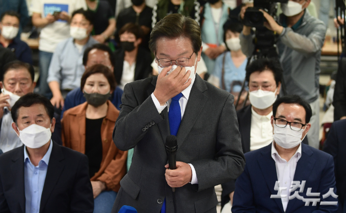 인천 계양을 국회의원 보궐선거에서 당선이 확실시 된 이재명 더불어민주당 후보가 2일 새벽 인천 계양구 경명대로 캠프사무실을 찾아 당선 인사에 앞서 마스크를 고쳐쓰고 있다. 인천=황진환 기자