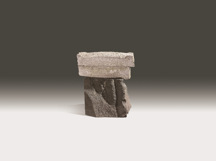 한용진, 무제, 1985, 화강암, 청석, 위 61 x 15 x 28(h)cm, 아래 46 x 40 x 34(h)cm ⓒMoon & Han. 현대화랑 제공