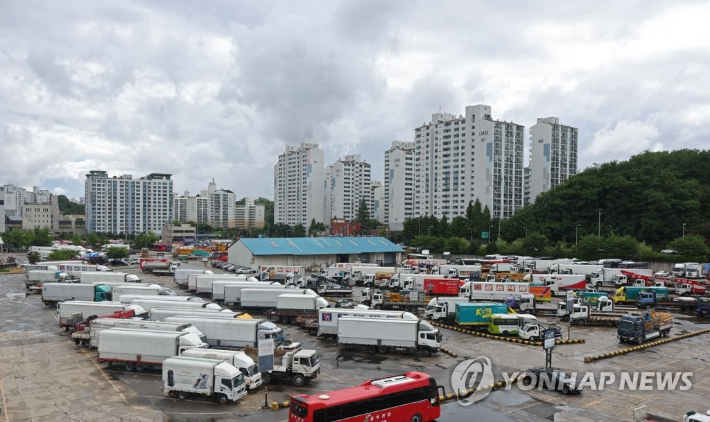 민주노총 공공운수노조 화물연대의 총파업을 하루 앞둔 6일 오전 서울 양천구 서부화물터미널에 화물 차량이 주차되어 있다. 연합뉴스  