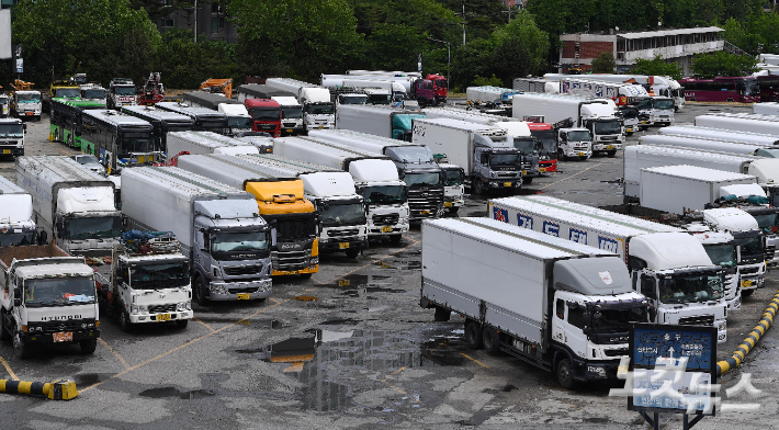 민주노총 공공운수노조 화물연대의 무기한 전면 총파업을 하루 앞둔 6일 서울 양천구 서부트럭터미널에 화물차들이 세워져 있다. 화물연대는 안전운임 일몰제 폐지와 기름값 급등에 대한 운송료 인상, 노동기본권 보장 등을 요구하며 오는 7일 0시부터 무기한 전면 총파업 돌입을 예고했다. 박종민 기자