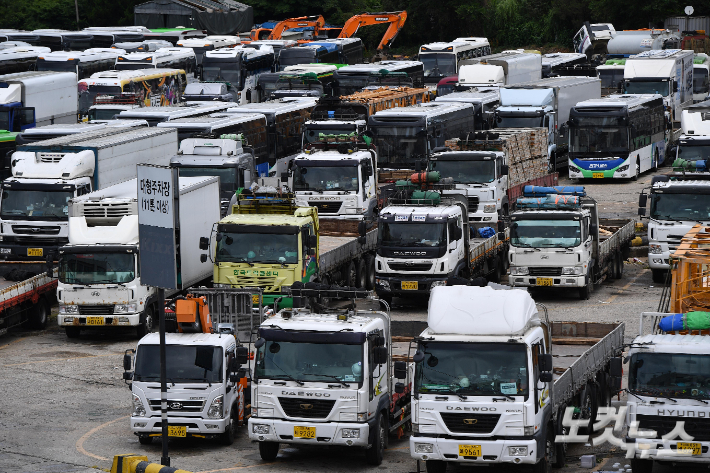 민주노총 공공운수노조 화물연대가 7일 0시부터 총파업에 돌입할 것으로 예고되자 우리나라 최대 무역항인 부산항에도 긴장감이 감돌고 있다. 민주노총 공공운수노조 화물연대의 무기한 전면 총파업을 하루 앞둔 6일 서울 양천구 서부트럭터미널에 화물차들이 세워져 있다. 화물연대는 안전운임 일몰제 폐지와 기름값 급등에 대한 운송료 인상, 노동기본권 보장 등을 요구하며 오는 7일 0시부터 무기한 전면 총파업 돌입을 예고했다. 박종민 기자