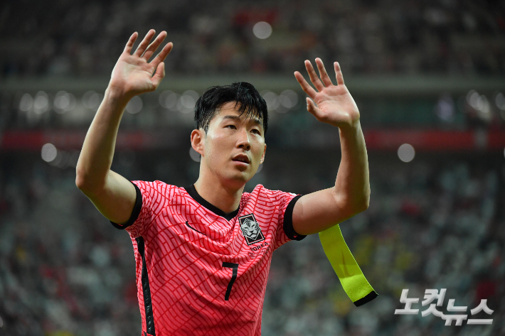 2일 오후 서울월드컵경기장에서 열린 축구 국가대표 평가전 대한민국과 브라질의 경기를 마친 손흥민이 관중을 향해 인사하고 있다. 박종민 기자