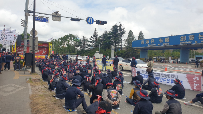 화물연대 포항지역본부는 7일 오전 10시 경북 포항시 남구 괴동동 포스코 본사 앞에서 조합원 800여명이 참가한 가운데 운송 거부 총파업 출정식을 가졌다.독자 제공