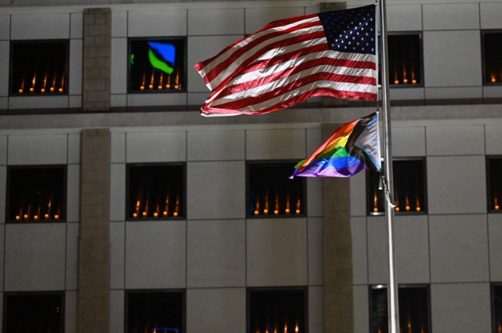 톈안먼 민주화시위 33주년인 지난 4일 홍콩 주재 미국 총영사관 건물의 창마다 추모의 촛불이 밝혀진 모습. 연합뉴스