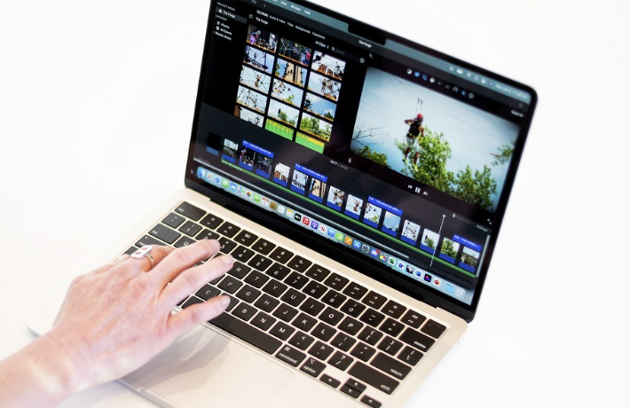 6일(현지시간) 미국 캘리포니아주 쿠퍼티노의 애플 본사에서 열린 세계개발자대회(WWDC)에서 공개된 맥북 에어 신제품. 연합뉴스