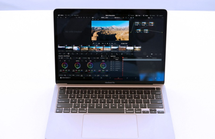 6일(현지시간) 미국 캘리포니아주 쿠퍼티노의 애플 본사에서 열린 세계개발자대회(WWDC)에서 공개된 맥북프로13 신제품. 연합뉴스