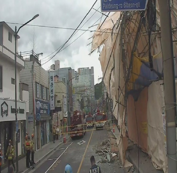 7일 오전 울산시 남구 신정동 한 건물 철거 현장서 임시 가설물이 쓰러지는 사고가 발생했다. 울산소방본부 제공