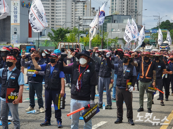 민주노총 화물연대 광주본부가 7일 광주 광산구 하남산단에서 총파업 출정식을 개최했다. 김한영 기자 