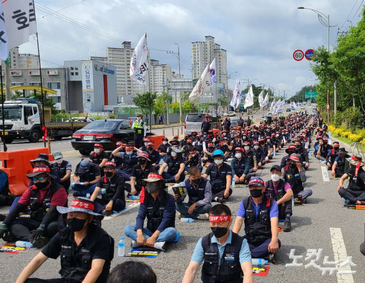 민주노총 화물연대 광주본부가 7일 광주 광산구 하남산단에서 총파업 출정식을 개최했다. 김한영 기자 