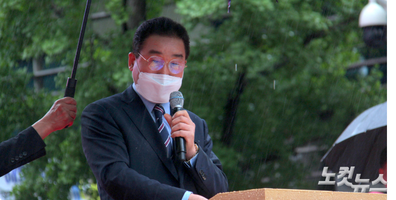 5일 오후 금남로 일대에서 열린 국민대회에서 준비위원장 강희욱 목사(순복음만백성교회)가 발언하고 있다.