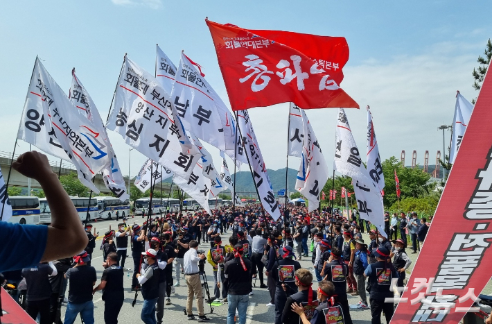 7일 화물연대 노조원들이 부산신항 삼거리에서 총파업 출정식을 열고 있다. 박진홍 기자