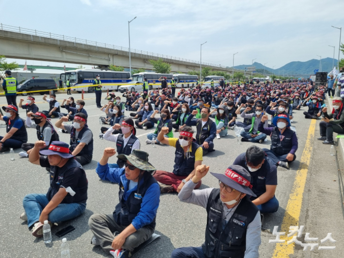 7일 화물연대 노조원들이 부산신항 삼거리에서 총파업 출정식을 열고 있다. 박진홍 기자