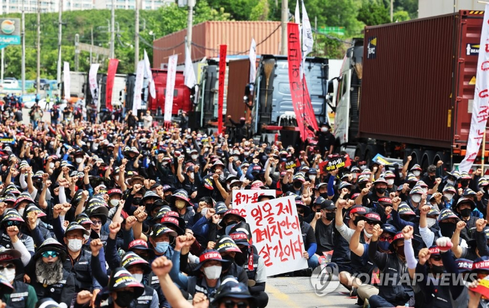 (의왕=연합뉴스) 홍기원 기자 = 7일 오전 경기도 의왕시 내륙컨테이너기지(ICD) 앞에서 열린 화물연대 서울경기지부 총파업 출정식에서 노조원들이 구호를 외치고 있다.     전국민주노동조합총연맹(민주노총) 산하 공공운수노조 화물연대본부는 화물자동차 안전 운임제 일몰 폐지 및 확대, 고유가에 따른 운송료 인상 등을 요구하며 이날 0시부터 무기한·전면 총파업에 돌입했다. 2022.6.7 xanadu@yna.co.kr 연합뉴스