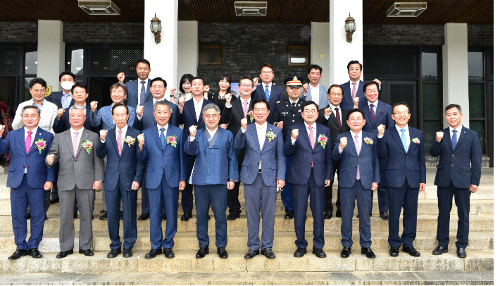 창립10주년 기념행사 후 참가자들이 기념촬영을 하고 있다. 경북문화관광공사 제공