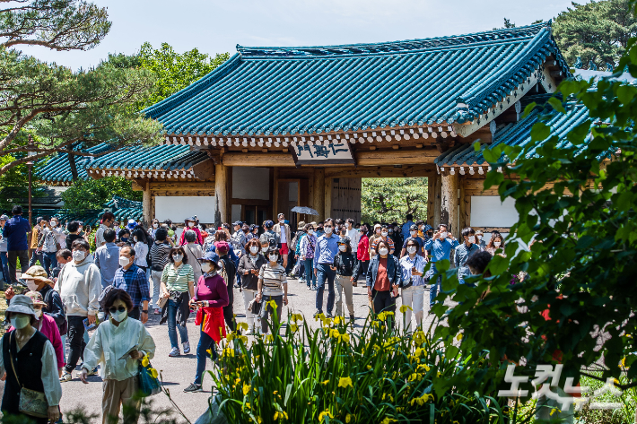 제20대 윤석열 대통령 취임일인 10일 오후 서울 종로구 청와대 개방 행사에 참가한 시민들이 청와대 관저를 둘러보고 있다. 인수위사진기자단