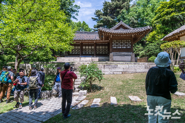 제20대 윤석열 대통령의 취임일인 10일 오후 서울 종로구 청와대 개방 행사에 참가한 시민들이 청와대 경내 문화유산인 침류각을 둘러보고 있다. 인수위사진기자단