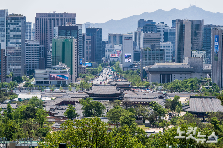 제20대 윤석열 대통령의 취임식일인 10일 오후 서울 종로구 청와대 관저 뒷산에서 바라 본 광화문 전경. 2022.05.10. 인수위사진기자단