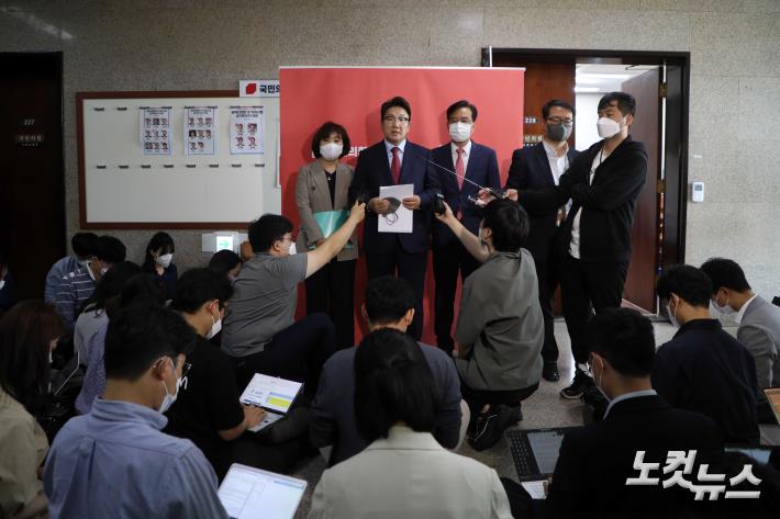 당정대 협의회 마치고 취재진과 질의응답 갖는 권성동 원내대표