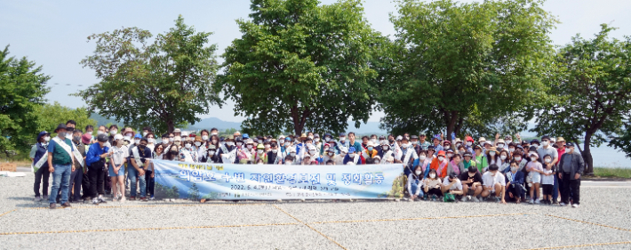 춘천동부교회 성도들이 지난 4일 의암호변 환경정화활동을 마치고 기념촬영을 하며 환경보호 실천을 다짐하고 있다. 춘천동부교회 제공 