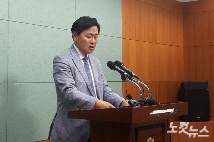 김관영 전북도지사 당선자가 8일 전북도의회 브리핑룸에서 인수위원회 직제와 운영 계획을 발표하고 있다. 최명국 기자