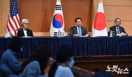 발언하는 조현동 외교부 1차관