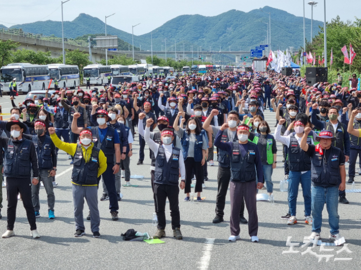 7일 화물연대 노조원들이 부산신항 삼거리에서 총파업 출정식을 열고 있다. 박진홍 기자