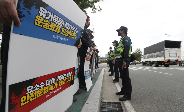화물연대 총파업 이틀째인 8일 오후 현대자동차 울산공장 명촌정문 앞에서 화물연대 조합원들이 선전전을 벌이고 있다. 이날 현대차 울산공장을 오가는 화물연대 소속 납품 차량은 오후 2시부터 운송 거부에 들어갔다. 연합뉴스