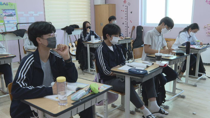 새물결기독학교 학생들의 공부하는 모습 