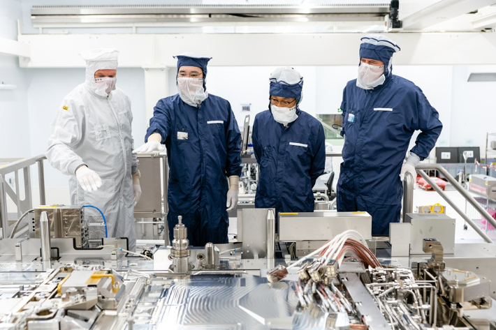 이재용 삼성전자 부회장(왼쪽에서 두번째)이 2020년 10월 네덜란드 에인트호번에 위치한 ASML 본사를 찾아 EUV 장비를 살펴보는 모습. 삼성전자 제공
