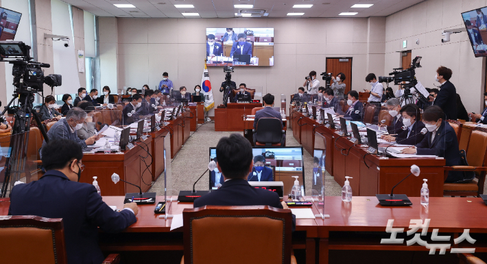 지난달 26일 서울 여의도 국회에서 법제사법위원회 전체회의가 열리고 있다. 윤창원 기자