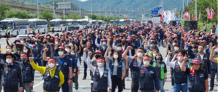 7일 화물연대 노조원들이 부산신항 삼거리에서 총파업 출정식을 열고 있다. 박진홍 기자