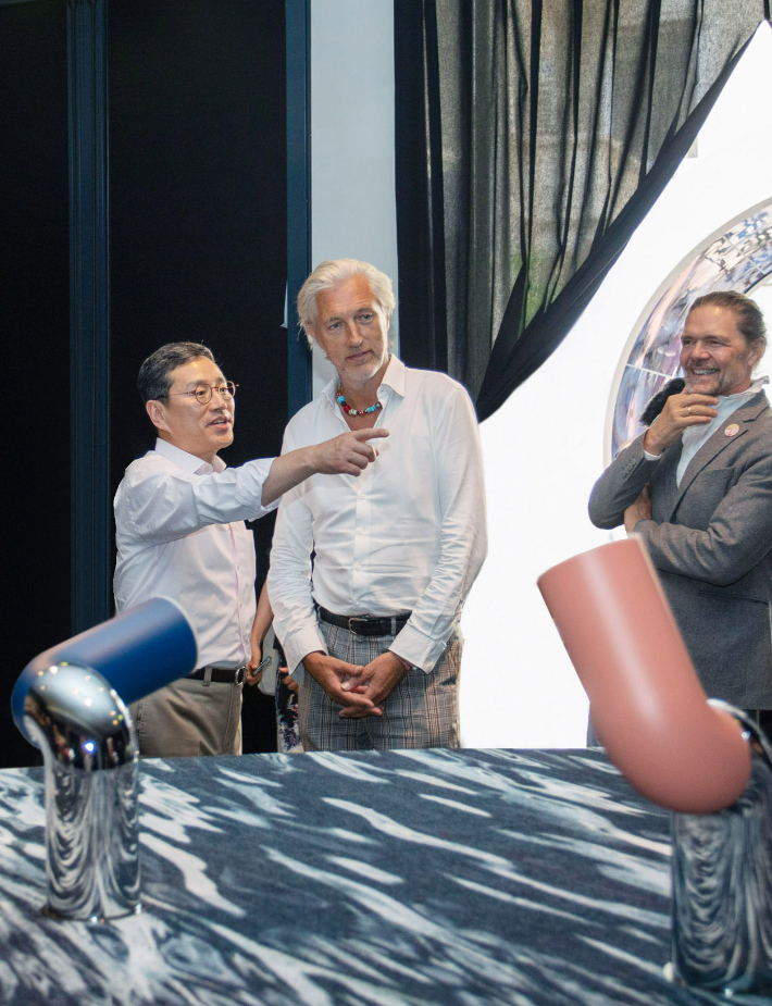 LG전자 조주완 사장이 이탈리아에서 열리는 '밀라노 디자인 위크(Milan Design Week) 2022'에서 고객경험 혁신을 위한 경영 행보를 펼쳤다. 조주완 사장이 프리미엄 라이프스타일 브랜드 '모오이(Moooi)'의 전시 공간을 찾아 모오이 CEO이자 창립자 마르셀 반더스(Marcel Wanders),  공동 CEO 로빈 비버즈(Robin Bevers)와 이야기를 나누고 있다. 사진 왼쪽부터 조주완 사장, 마르셀 반더스, 로빈 비버즈. LG전자 제공.