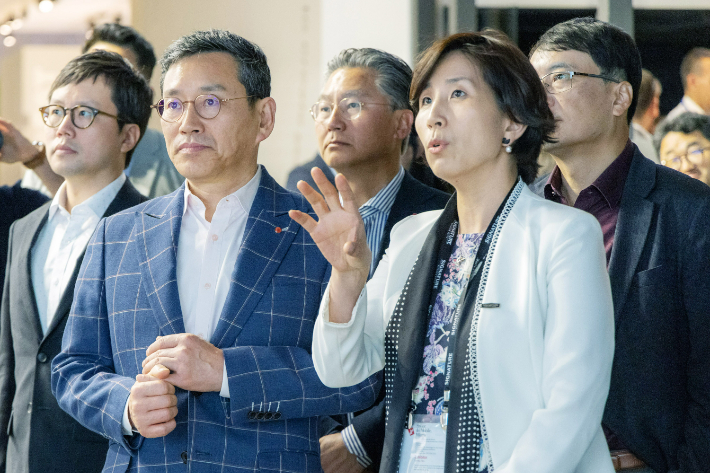  LG전자 조주완 사장이 이탈리아에서 열리는 '밀라노 디자인 위크(Milan Design Week) 2022'를 찾아 고객경험 혁신을 위한 경영 행보를 펼쳤다. 조주완 사장이 LG전자 전시부스에서 H&A브랜드커뮤니케이션담당 노숙희 상무에게 전시와 관련한 설명을 듣고 있다. LG전자 제공.