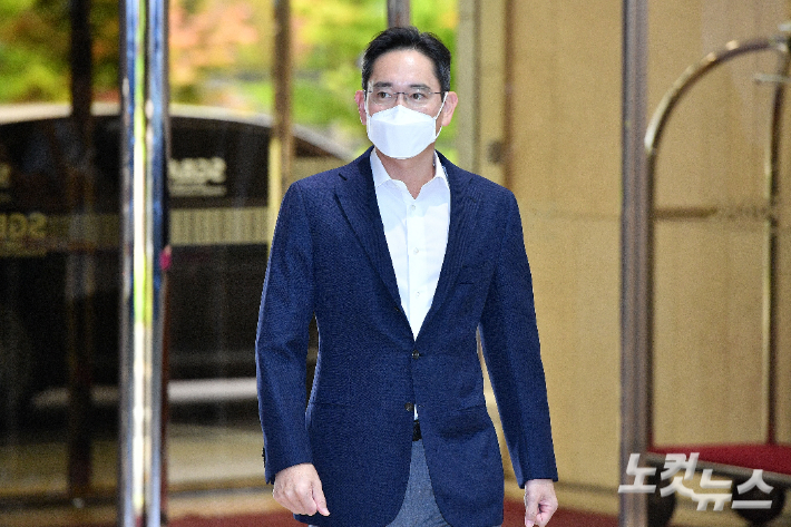 유럽 출장길에 오르는 이재용 삼성전자 부회장이 7일 서울 강서구 서울김포비즈니스항공센터(SGBAC)를 통해 출국하고 있다. 박종민 기자. 