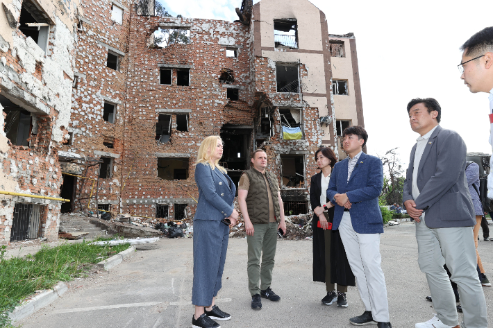 국민의힘 이준석 대표와 대표단이 지난 5일(현지시간) 우크라이나 키예프주 이르핀 방문, 전쟁 피해현장을 둘러보는 모습. 연합뉴스