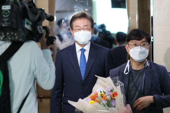 국회 첫 출근하는 이재명 의원     (서울=연합뉴스) 백승렬 기자 = 더불어민주당 이재명 의원이 7일 오전 국회 의원회관에 첫출근하고 있다. 2022.6.7 [국회사진기자단]     srbaek@yna.co.kr (끝)   연합뉴스