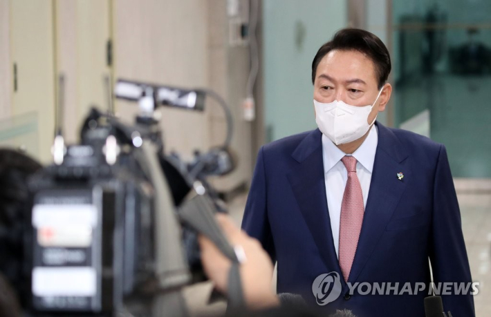 (서울=연합뉴스) 서명곤 기자 = 10일로 취임 한 달을 맞는 윤석열 대통령이 9일 오전 용산 대통령실 청사로 출근하며 취재진의 질문에 답하고 있다.  2022.6.9  [대통령실통신사진기자단] seephoto@yna.co.kr 연합뉴스